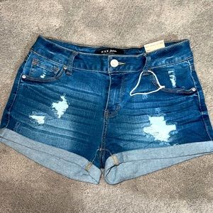 Never worn before wax jean shorts. Makes your bum look great🥰 medium Size 5.